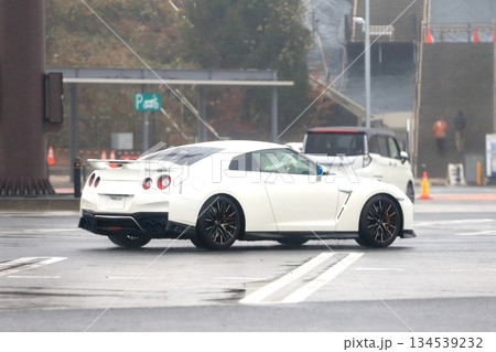 白い国産スポーツカー 134539232