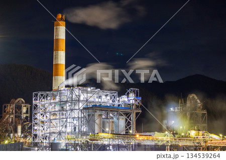工場の夜景を撮影 134539264