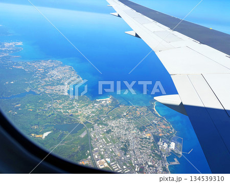 沖縄に行く飛行機の中から 沖縄に行く飛行機の中から 134539310