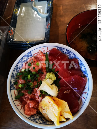 居酒屋のランチのまぐろ丼 134539350