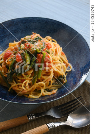 ツナとほうれん草のトマトパスタ 134539745