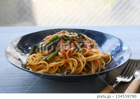ツナとほうれん草のトマトパスタ ツナとほうれん草のトマトパスタ 134539790