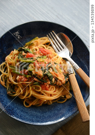 ツナとほうれん草のトマトパスタ ツナとほうれん草のトマトパスタ 134539899