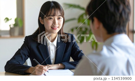 若い日本人女性がオフィスで面接をしているイメージ 16:9サイズ 若い日本人女性がオフィスで面接をしているイメージ 16:9サイズ 134539900