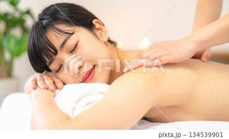 リラックスしながらマッサージを受けている女性 16:9サイズ リラックスしながらマッサージを受けている女性 16:9サイズ 134539901