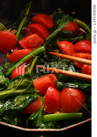 トマトと法蓮草を炒める 134540098