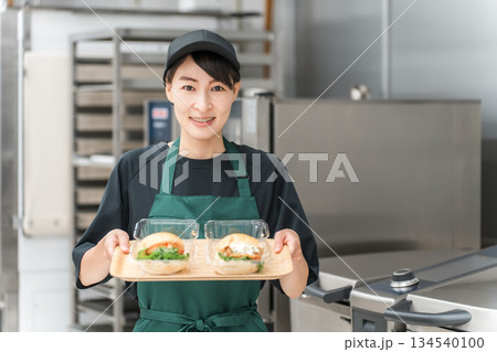 キッチン・バックヤードにいるキッチンスタッフ・調理スタッフの女性 キッチン・バックヤードにいるキッチンスタッフ・調理スタッフの女性 134540100