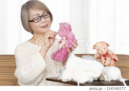 リビングでぬい活をするシニア女性 134540277