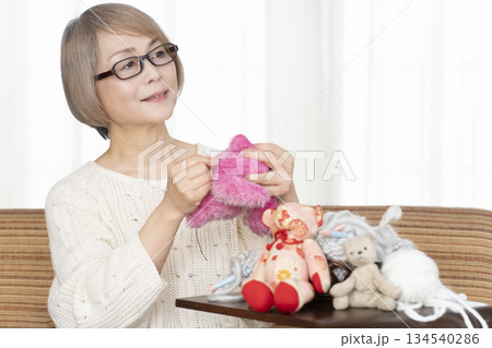 リビングでぬい活をするシニア女性 134540286
