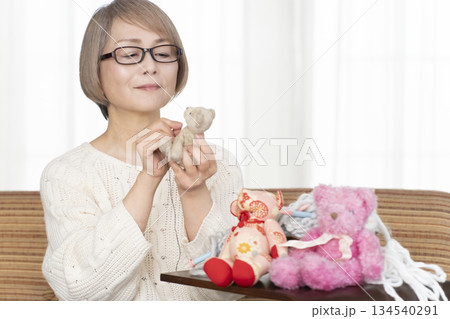 リビングでぬい活をするシニア女性 134540291