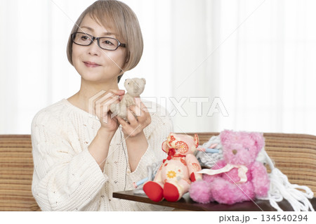 リビングでぬい活をするシニア女性 リビングでぬい活をするシニア女性 134540294
