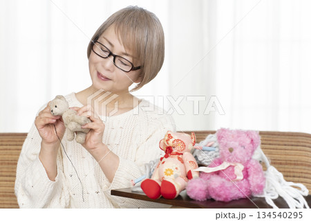 リビングでぬい活をするシニア女性 134540295