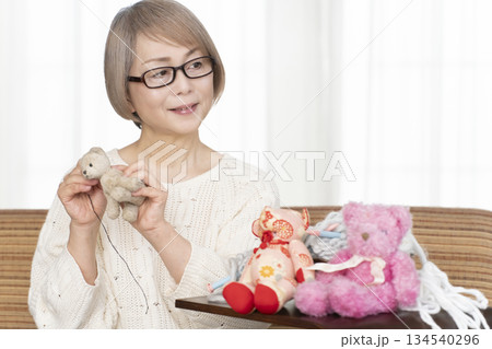 リビングでぬい活をするシニア女性 リビングでぬい活をするシニア女性 134540296
