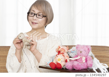 リビングでぬい活をするシニア女性 134540297