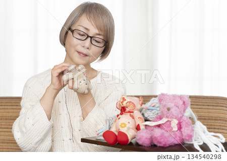 リビングでぬい活をするシニア女性 134540298