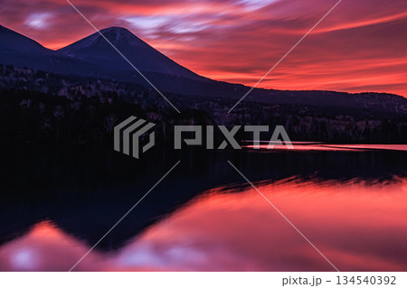 阿寒摩周国立公園　夜明け前、オンネトーに広がる幻想的な山影 134540392