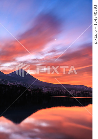 阿寒摩周国立公園・オンネトーの黎明　阿寒富士と雌阿寒岳のリフレクション 134540393