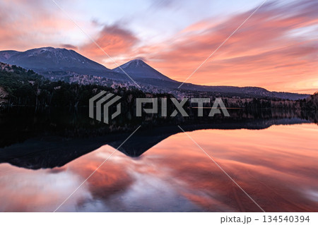 夜明け前のオンネトーに映る阿寒富士と雌阿寒岳の静寂 夜明け前のオンネトーに映る阿寒富士と雌阿寒岳の静寂 134540394