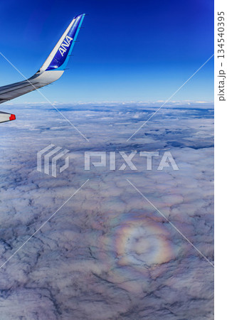 飛行機から見た幻想的な雲海と虹色の光 134540395