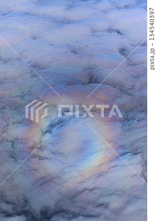 空の上で出会った神秘的な雲と虹色の輝き 空の上で出会った神秘的な雲と虹色の輝き 134540397