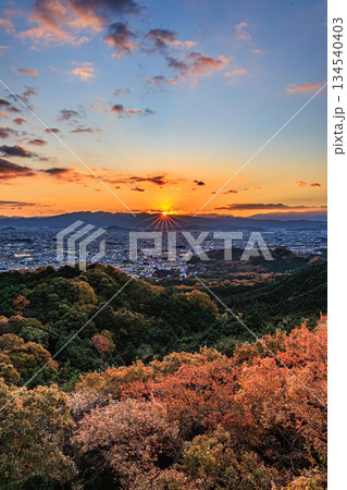 秋色に包まれる奈良盆地の美しい朝景 秋色に包まれる奈良盆地の美しい朝景 134540403