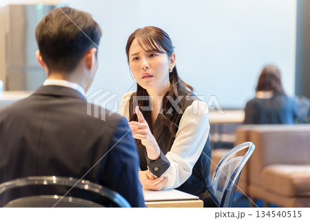 カップル　デート　レストラン　喧嘩 134540515