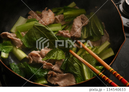 豚肉とほうれん草の炒め物 豚肉とほうれん草の炒め物 134540633