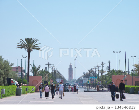 モロッコ　マラケシュ　メナラ庭園入口　クトゥビア遺跡方向　5月 134540815