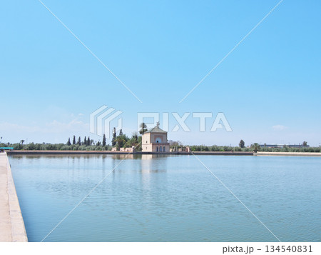 モロッコ　マラケシュ　メナラ庭園　貯水池　5月 134540831