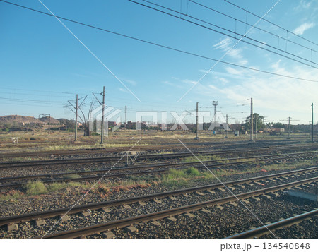 モロッコ　電車の窓からの景色　マラケシューカサブランカ間　5月の朝 134540848