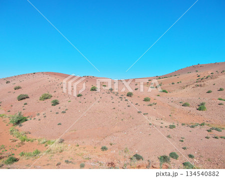 モロッコ　電車の窓からの景色　マラケシューカサブランカ間　5月の朝 134540882