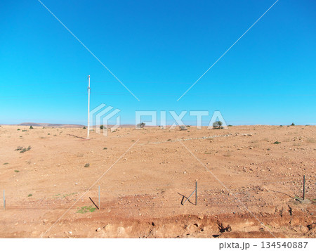 モロッコ　電車の窓からの景色　マラケシューカサブランカ間　5月の朝 134540887