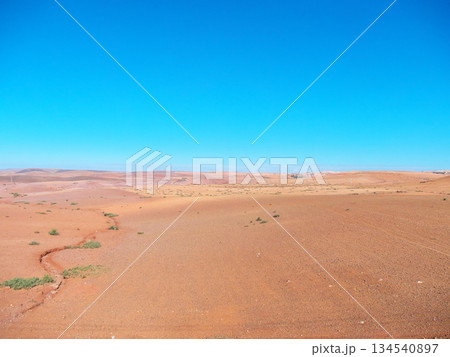 モロッコ　電車の窓からの景色　マラケシューカサブランカ間　5月の朝 134540897