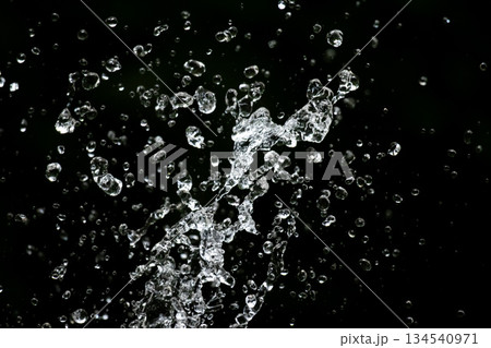 水しぶきと黒背景 134540971