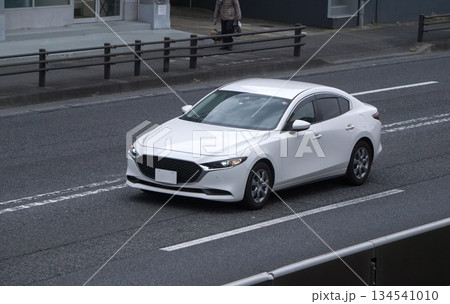 セダン　道路走行中 134541010