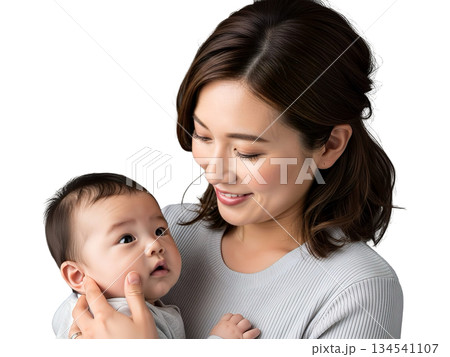 赤ちゃんを優しく抱く母親（背景透過） 134541107