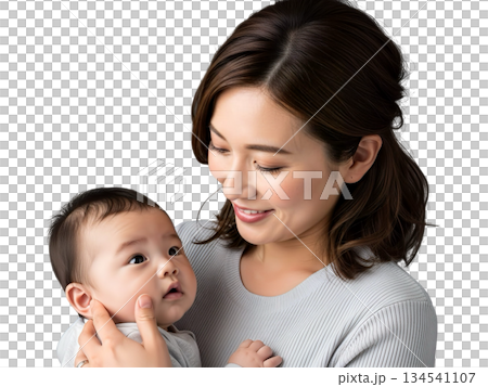 赤ちゃんを優しく抱く母親（背景透過） 134541107