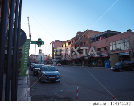 モロッコ　マラケシュの市街地　55の早朝 134541180