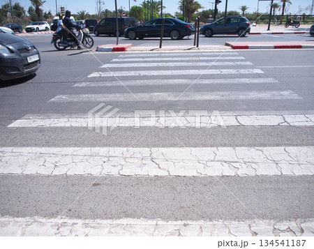 モロッコ　マラケシュ　メナラ庭園前の交差点　5月 134541187