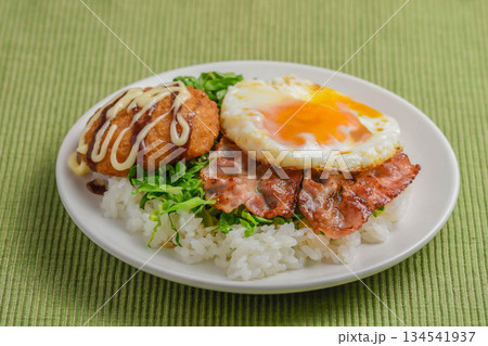 ベーコンエッグとコロッケのランチ 134541937