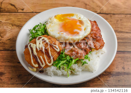 ベーコンエッグとコロッケのランチ 134542116