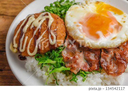ベーコンエッグとコロッケのランチ 134542117