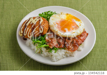 ベーコンエッグとコロッケのランチ ベーコンエッグとコロッケのランチ 134542118