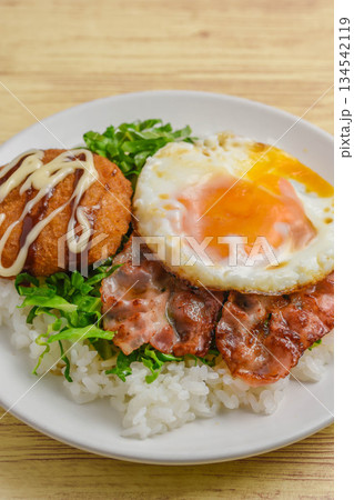 ベーコンエッグとコロッケのランチ 134542119