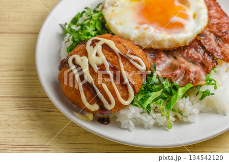 ベーコンエッグとコロッケのランチ ベーコンエッグとコロッケのランチ 134542120