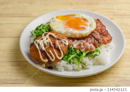 ベーコンエッグとコロッケのランチ 134542121