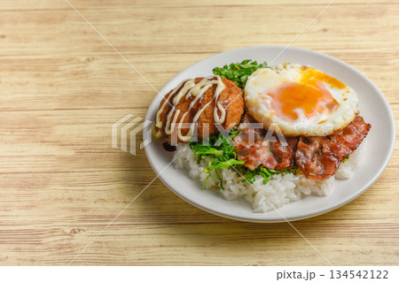 ベーコンエッグとコロッケのランチ 134542122