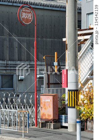 大阪府松原市の老朽化した消火栓標識と錆びたホース格納箱：地域防災インフラの現状と維持管理課題 134542139