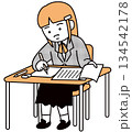 試験を受ける女子高生 134542178