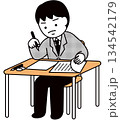 試験を受ける男子高生 134542179